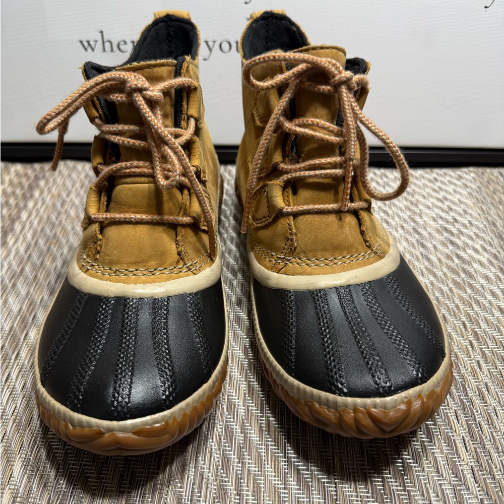 Sorel Tan and Black Ankle Boots Women SZ 6 ***Like New*** Box3